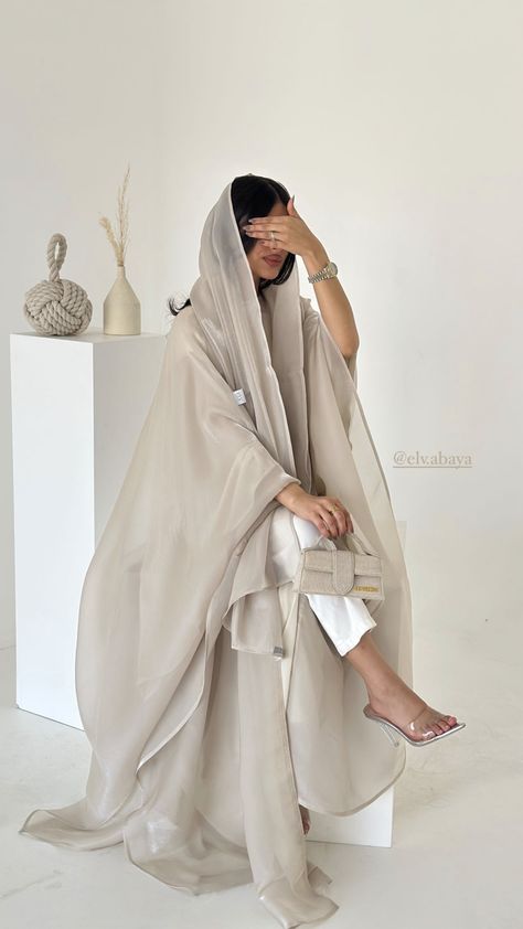 Dubai Abaya Aesthetic, Abaya Fashion Aesthetic, Muslimah Photoshoot Ideas, Emirati Fashion, Open Abaya Outfit, Abaya Photoshoot Ideas, Arab Fashion Modern, Saudi Arabia Abaya, Abaya Pics