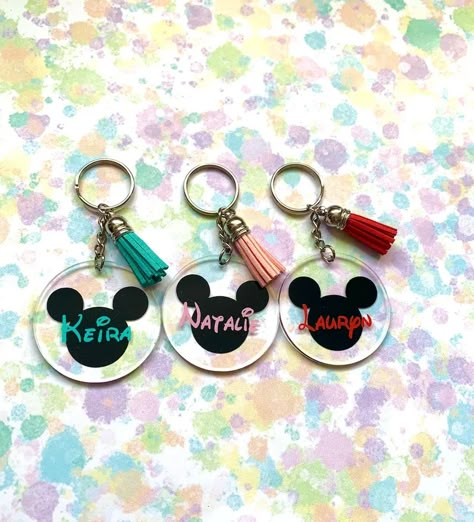 Disney Keychain Diy, Disney Acrylic Keychain Ideas, Aclyric Keychain, Diy Keyrings, Daniel Clark, Disney Resin Keychain, Diy Bag Tags, Disneyland Keychain, Chains Fashion