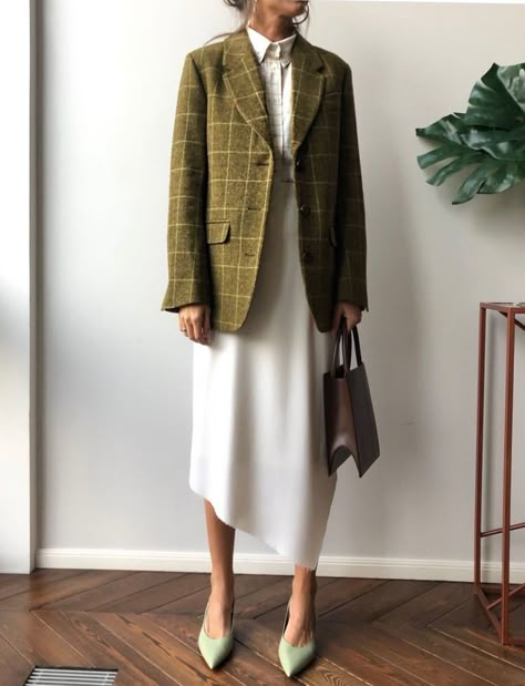 Stile Casual Chic, Dresses Outfits, Dresses 2020, Outfit Look, Trendy Fall, White Skirt, Winter Mode, Looks Chic, 가을 패션