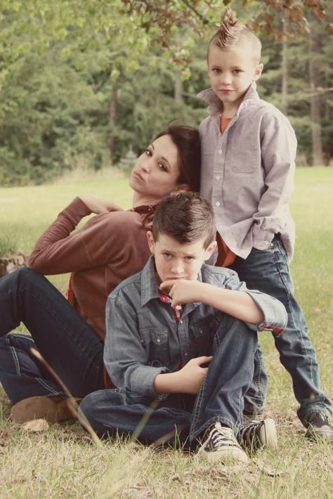 Mother Son Photos, Son Photo Ideas, Fun Family Pictures, Fun Family Portraits, Fam Pics, Mother Son Photography, Fun Family Photos, Family Portrait Poses, Sibling Photography