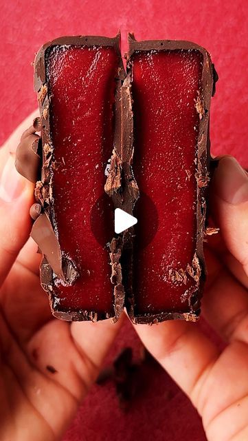 Carolina Gelen on Instagram Chocolate Covered Cranberry Sauce, Can Cranberry Sauce, Cranberry Candy, Cranberry Bites, Cranberry Chocolate, Chocolate Ingredients, Chocolate Clusters, Chocolate Soup, Canned Cranberries