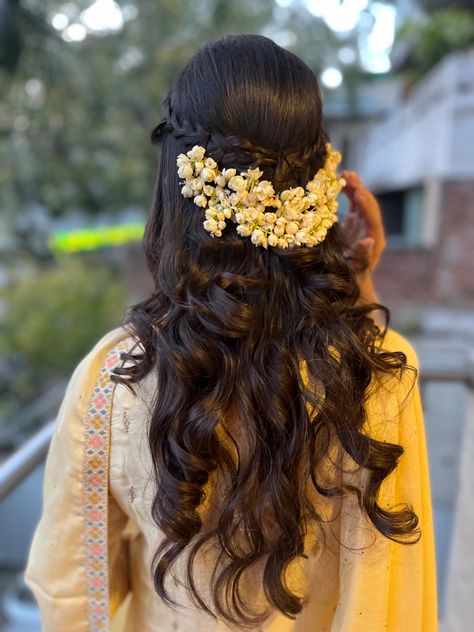 Indian hairstyles with wavy hair and jasmin flowers Indian Hairstyles With Gajra, South Indian Jasmine Hair, Hairdo With Jasmine Flowers, Traditional Hairstyle With Jasmine Flower, Wedding Hairstyles With Flowers Indian, Bridal Hair Flowers South Indian, Indian Hairdo With Flowers, Hairstyles For South Indian Look, Jasmine For Hair