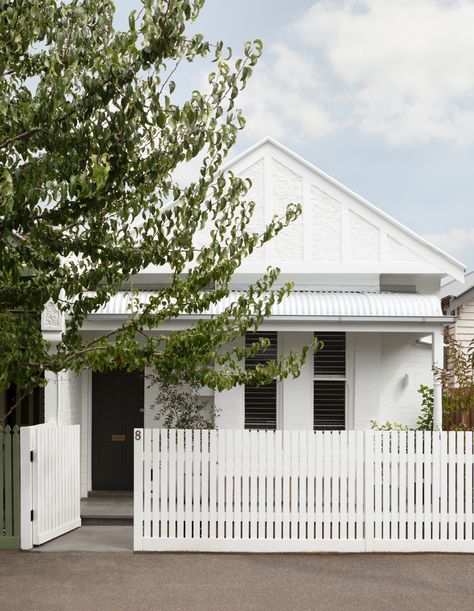 White Weatherboard House, Workers Cottage, Cottage Extension, Weatherboard House, Australian House, Front Gardens, Front Fence, White Fence, Quaint Cottage