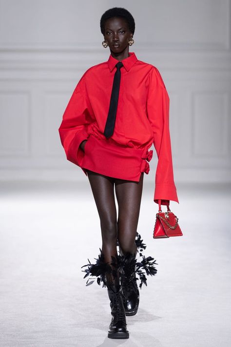 Valentino Fall 2023, Paris Fashion Week Runway, Fall 2023 Ready To Wear, Valentino Fashion, 2023 Ready To Wear, Valentino Black, Ermanno Scervino, Red Outfit, Fall 2023