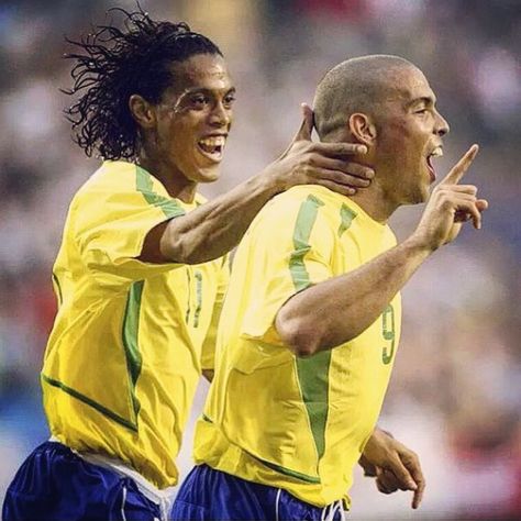 Brazilian Ronaldo, Brazil Cup, Ronaldinho Wallpapers, Ronaldo Ronaldinho, Ronaldo 9, Moving To Barcelona, Paolo Maldini, Soccer Gifs, Cute Love Memes