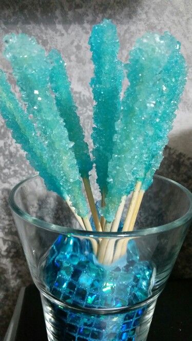 Rock Candy pops blues Pop Rock Candy, Blue Candy Table, Crystal Food, Blue Rock Candy, Coastal Birthday, Blue Snacks, Pretty Candy, Candy Crystals, Crystal Candy