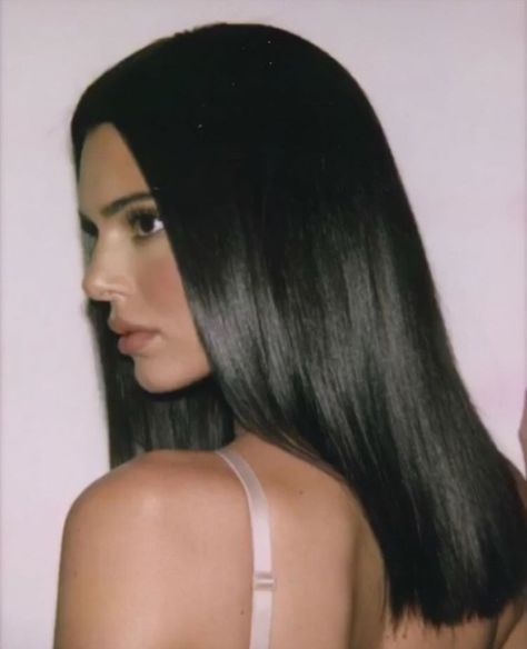 Kendall jenner long hair #hair #kendalljenner #kardashian #model #fashion Style Kendall Jenner, Kendall Jenner Hair, Stile Kendall Jenner, Jenner Hair, Kendall Jenner Makeup, Look Kylie Jenner, Estilo Kylie Jenner, Jenner Makeup, Kim K Style