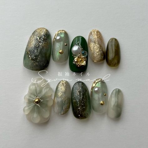 Green And Golden Nails, Nail Hijau, Nail Art Hijau, Nail Art Green, Emerald Nails, Green Nail Art, Golden Nails, Art Deco Nails, Vintage Nails