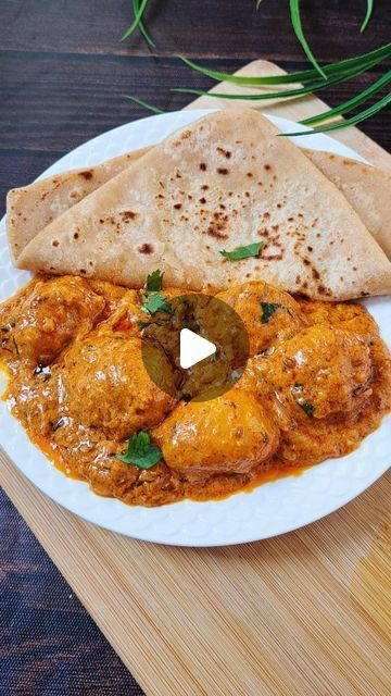 Priyanka Soni❤️ | Food blogger | Easy Recipes | Rajasthan on Instagram: "Dum Aloo recipe 😋save to try later ❤️  Ingredients:  Boiled potatoes (deep fry or airfry them)  Curd + red chilli powder + Turmeric powder + salt + Coriander powder + Garam masala + Roasted cumin powder + kasuri methi + ginger garlic green chilli paste  Dry red chilli + Cashew + green chilli + water  Oil + black pepper + cloves + onion  Fresh cream (optional)  Coriander leaves   #dumaloo #dumaloorecipe #dumalookashmiri #kashmiridumaloo #Aloo #potatorecipes #snackonsnacks #bhilwara #udaipur #explorefood #dumaloorecipes #aloosabzi" Indian Veg Dinner Ideas, Chilli Potato Recipes, Aaloo Recipe, Masala Aloo Recipe, Dum Aloo Recipe, Aloo Dum, Masala Aloo, Veg Dinner Recipes, Aloo Curry