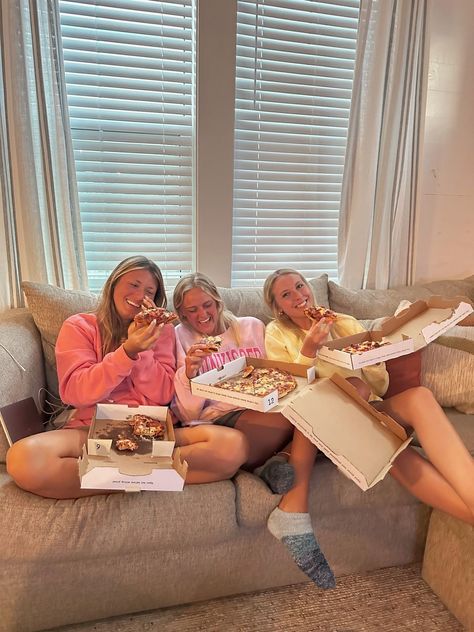 Wine And Pizza Night, Girls Pizza Night, Girls Night In Aesthetic, Pizza Night Party, Girly Friends, Wine And Pizza, Pizza Girls, Hangout Room, Girl Night