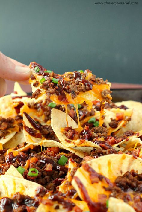 Cheeseburger Nachos, Bbq Bacon Cheeseburger, Beef Bacon, Bbq Bacon, Burger Toppings, Nachos Recipe, Bacon Cheeseburger, Bacon Cheddar, Game Day Food