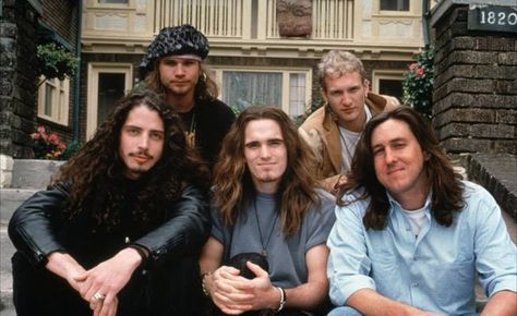 On 19th September 1992 the movie Singles by Cameron Crowe was released, featuring the musicians of Alice in Chains, Pearl Jam and Soundgarden. From: Singles Movie, Singles 1992, Jeff Ament, How To Be Single Movie, Temple Of The Dog, Layne Staley, Grunge Guys, Matt Dillon, Grunge Music