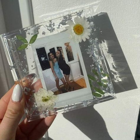 Resin Photo Frame Ideas, Photo Resin Art, Cute Resin Ideas, Resin Art Photo Frame, Square Polaroid, Polaroid Image, Polaroid Photo Frame, Photo Resin, Flower Photo Frame