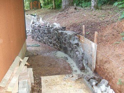 Diy Stone Retaining Wall, Building A Stone Wall, Diy Retaining Wall, Rock Retaining Wall, Stone Walls Garden, Shade Landscaping, Porch Landscaping, Cheap Landscaping Ideas, Sloped Yard