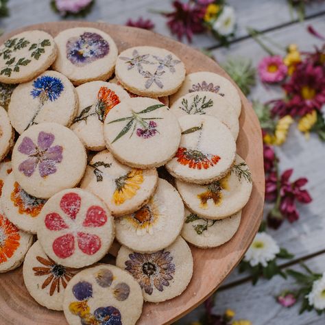 Lori Stern on Instagram: “Same platter of cookies, just diff angles 💫 // 📷: @melissagidneyphoto” Gluten Free Shortbread Cookies, Pistachio Shortbread, Cookies Aesthetic, Gluten Free Shortbread, Outdoor Dinner Parties, Shortbread Cookie Recipe, Cookie Calories, Pretty Cookies, Flower Cookies