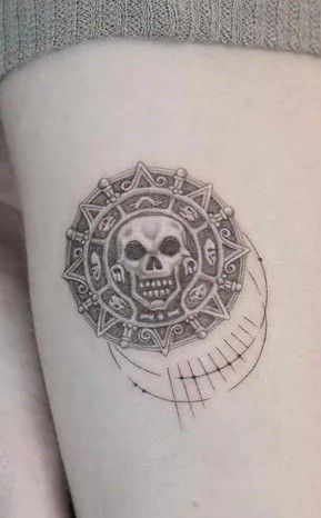 Pirates Of The Caribbean Coin Tattoo, Pirate Medallion Tattoo, Pirates Of The Caribbean Tattoo, Tattoo Aesthetic, Cartoon Tattoos, Disney Tattoos, Dope Tattoos, Tattoo Tattoo, Body Mods