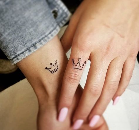 Crown Tattoos For Women, Small Crown Tattoo, Crown Tattoos, Cute Couple Tattoos, Small Crown, Small Finger Tattoos, Tato Henna, Finger Tattoo For Women, Finger Tattoo Designs