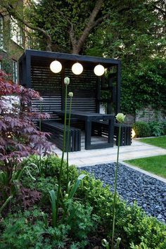 Garage Decor. Wish t Ombra Pergola, Pergola Modern, Modern Japanese Garden, Black Pergola, Moderne Have, Funny Vine, Backyard Garden Landscape, Pergola Lighting, Modern Pergola