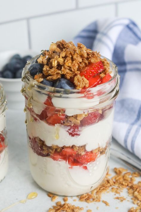 Greek Yogurt Parfait - Seasoned to Taste Zucchini Garlic Bites, Whipped Greek Yogurt, Garlic Bites, Healthy Yogurt Parfait, Healthy Eating Games, Déjeuner Healthy, Healthy Parfait, Yogurt Parfait Recipe, Make Greek Yogurt