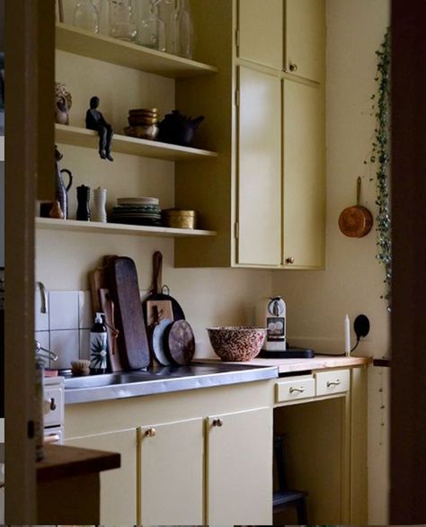 The Cosy Vintage-Inspired Home of a Swedish Artist 1940s Kitchen, Scandinavian Kitchen, Wood And Marble, Artist House, Kitchen Paint, Scandinavian Home, Eclectic Home, Scandinavian Interior, Kitchen Shelves