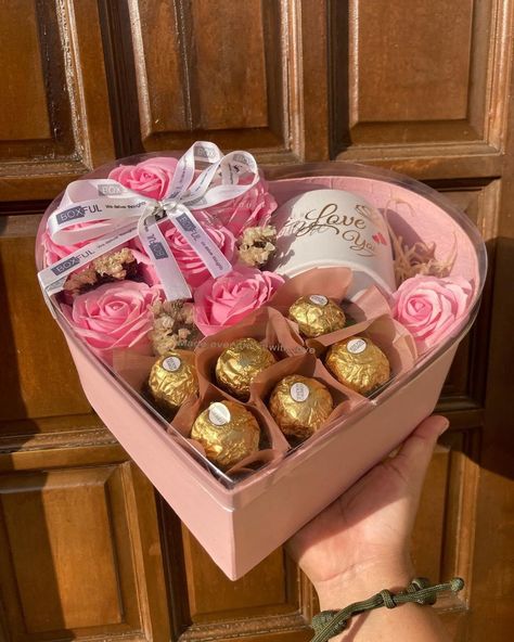 Flower And Gift Boxes, 2024 Valentines Day Gifts, Mom Gifts Ideas Diy, Box With Flowers And Chocolate, Mother Days Gift Ideas, Flowers And Chocolate Gift, Mothers Day Bouquet Ideas, Mother’s Day Decoration Ideas, Diy Gift Ideas For Mom