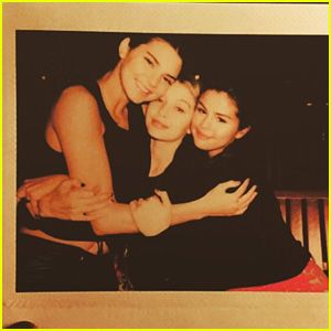 selena and gigi | Selena Gomez Flies to Dubai with Kendall Jenner, Cody Simpson, Gigi ... Selena Gomez Birthday, Kendall Jenner Makeup, Twin Day, Vintage Corvette, Cody Simpson, Jenner Outfits, Kendall And Kylie Jenner, Marie Gomez, Gal Pal