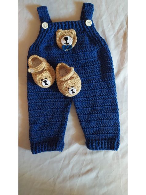 Jardinero para bebés tejido azul con aplicación de oso🐻 realizado en hilo de algodón. Easter Florals Diy, 1 Hour Crochet Projects, Baby Boy Knitting Patterns Free, Boys Clothes Patterns, Boys Knitting Patterns Free, Crochet Baby Dress Pattern, Baby Boy Knitting Patterns, Diy Aesthetic, Crochet Stitches For Blankets