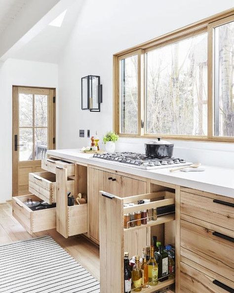 Inspiration for the home Dapur Skandinavia, Mountain House Kitchen, Dapur Moden, Kitchen Cabinet Organization Ideas, Kabinet Dapur, Emily Henderson, Scandinavian Kitchen, Kitchen Cabinet Organization, Kitchen Trends