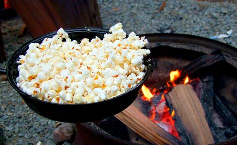 Campfire Popcorn, Marshmallow Skewers, Easy Campfire Meals, How To Make Popcorn, Camping Food List, Campfire Desserts, Dutch Oven Camping, Campfire Food, Campfire Cooking