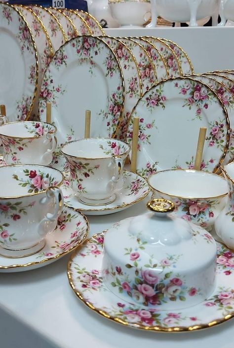 Dinner Set Design, Victorian Teapots, Royal Albert Tea Sets, Tea Party Table Settings, Crockery Design, Fine China Dinnerware, Tea Party Table, Tea Cup Collection, Royal Albert China