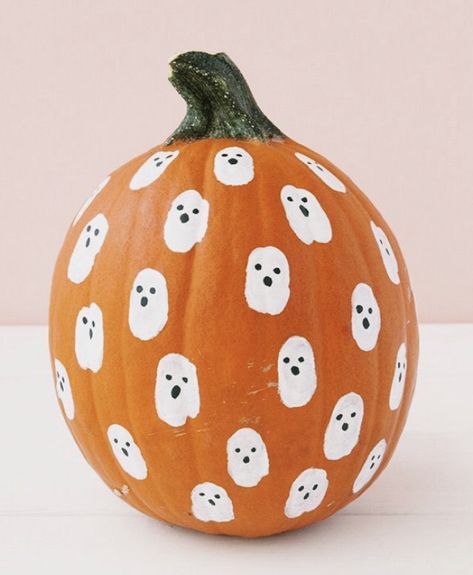 easy ghost painted pumpkin Handmade Charlotte, Fall Halloween Crafts, Pumpkin Painting, Fall Halloween Decor, Halloween 2020, Halloween Make, Pumpkin Design, Fete Halloween, Painted Pumpkins