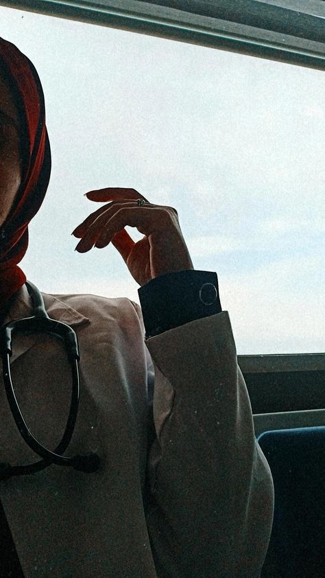 Hijabi Doctor Aesthetic, Doctor Profile Picture, Hijabi Doctor Outfit, Hijab Outfit Summer, Medical Photography, Aesthetic Doctor, Medical Pictures, Student Photo, Doctor Outfit