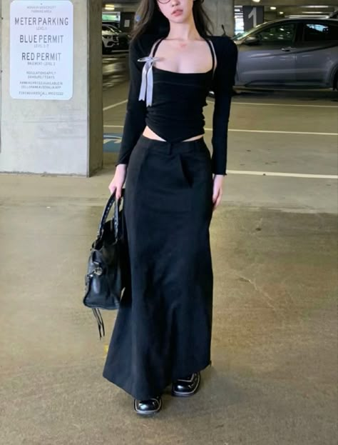 Alternative Asian Fashion, Acubi Long Skirt Outfit, Long Skirt Outfits Black, Long Black Skirt Outfit Ideas, Streetwear Fashion Skirt, Corset And Long Skirt, Black Long Skirt Outfit, Long Black Skirt Outfit, 90s Wear