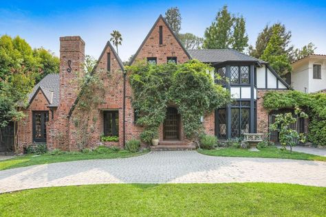 Bookshelves Envy In A 1920s English Tudor House in Los Angeles 26 English Tudor House, Privacy Gates, House In Los Angeles, Hollywood Hills Homes, Sala Grande, Griffith Park, Hollywood Homes, English Tudor, Tudor House