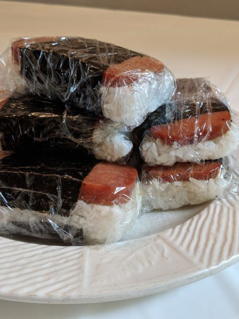 Sushi With Spam, Hawaiian Recipes Traditional, Hawian Food, Hawaiian Spam Musubi Recipe, Hawaiian Meals, Hawaiian Spam Musubi, Musubi Spam, Hawaii Recipe, Spam Sushi