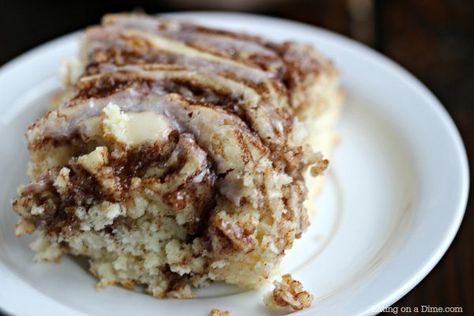 Here is a fun twist on a coffee cake recipe. This easy cinnamon roll cake recipe is the best. Get the taste of homemade cinnamon rolls without all the work. Cinnamon Roll Cake Recipe, Roll Cake Recipe, Coffee Cake Recipes Easy, Baked Caramel, Homemade Donuts Recipe, Eclair Cake, Breakfast And Brunch, Cinnamon Roll Cake, Dessert Pizza