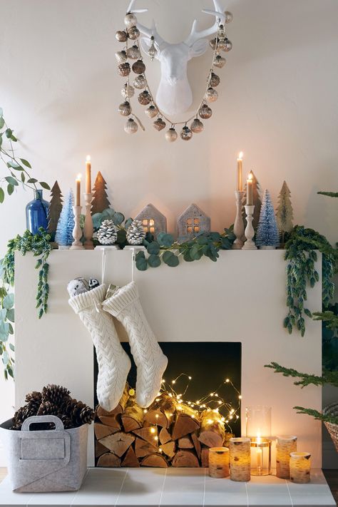 Woodland Christmas Decor, Simple Christmas Decor, Christmas Interiors, Christmas Decorations Living Room, Christmas Mantle, White Christmas Decor, Christmas Living Rooms, Woodland Christmas, Christmas Fireplace