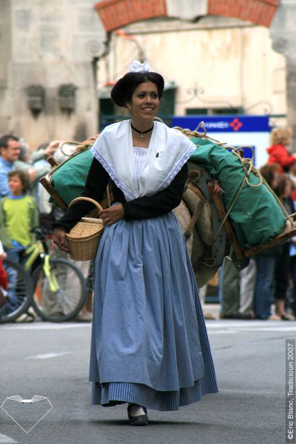 Folk costume of Arles, Provence Traditional French Clothing, France Outfits, Costumes Around The World, French Outfit, Art Costume, National Dress, Period Outfit, Provence France, French Women