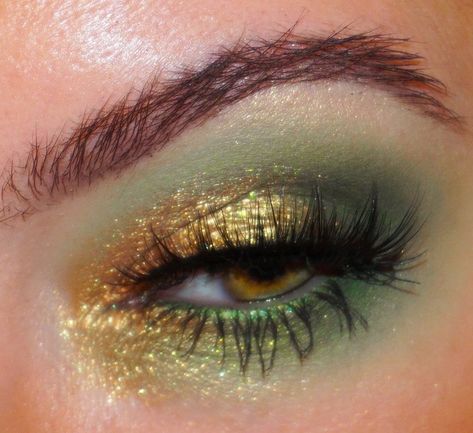 Green And Gold Eye Makeup, Makeup Verde, Gold Makeup Looks, Green Smokey Eye, Makeup Challenge, Gold Eye Makeup, Prom Eye Makeup, Face Art Makeup, Glitter Eye Makeup