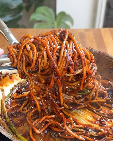 Easy Garlic Soy Noodles - im a foodie Garlic Sticky Noodles, Asian Angel Hair Pasta Recipes, Sesame Soy Noodles, Japanese Garlic Noodles, Honey Soy Noodles, Garlic Soy Noodles, Soy Sauce Pasta, Garlic Asian Noodles, Vietnamese Garlic Noodles Recipe