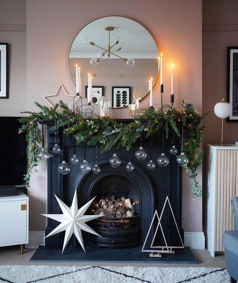 Festive Fireplace, Christmas Fireplace Decor, Christmas Interiors, Home For Christmas, Christmas Inspo, Candle Inspiration, Christmas Fireplace, Christmas Mantels, Christmas Decorations Rustic