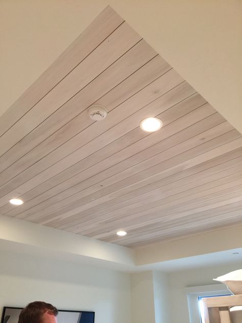 Wood accent on ceiling Ceiling Finishing Ideas, Wood Flat Ceiling, Wood Ceiling Feature, White Pvc Ceiling Design Living Room, Box Ceiling Ideas, Wood Cladding Ceiling, Fake Wood Ceiling, Car Siding Ceiling, Pvc Ceiling Design Living Rooms