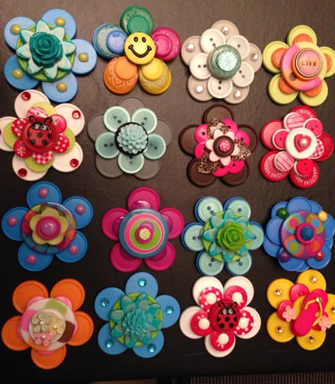 Buttons Button And Ribbon Crafts, Button Flower Craft, Button Diy Ideas, Button Hair Clips Diy, What To Do With Buttons, Things To Do With Buttons, Easy Crafts For Seniors Nursing Homes, Buttons Crafts Ideas, Upcycle Buttons