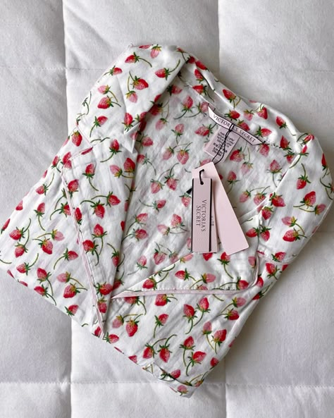 Strawberry Pajamas Aesthetic, Pj Sets Aesthetic, Dainty Clothes, Coquette Pjs, Strawberry Pajamas, Vintage Pjs, Pajamas Aesthetic, Cute Pjs, Cute Sleepwear