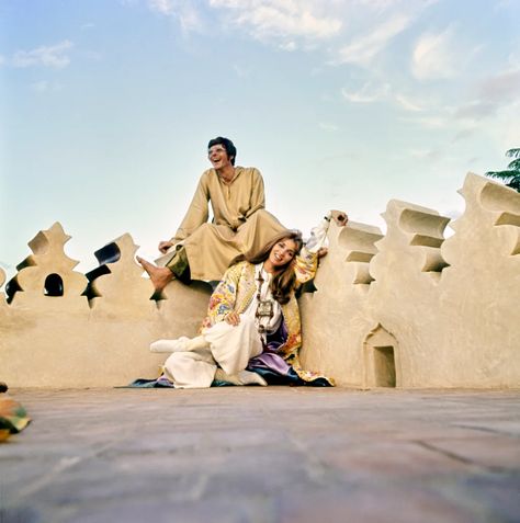 John Paul Getty Jr and Talitha Pol in their home in Marrakesh | Talitha and Paul Getty in 10 couple photos | Vogue Paris Vogue 1970, Talitha Getty, Hippie Chic Outfits, Image Couple, Marrakesh Morocco, Bohemian Chic Fashion, Moroccan Caftan, Famous Stars, Mick Jagger