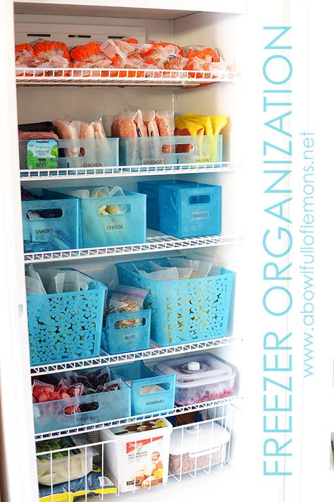 Freezer Organization using Post-It brand notes can make it easy for anyone to find what's needed without having to stand with the door open wasting energy.  See how to organize your freezer via A Bowl Full of Lemons Organized Freezer, Drawer Freezer, A Bowl Full Of Lemons, Bowl Full Of Lemons, Organizing Life, Diy Kitchen Projects, Organized Pantry, Freezer Organization, Organisation Ideas