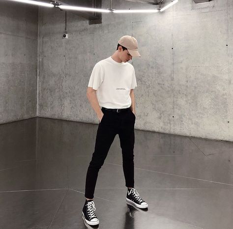 Converse Outfits, Edgy Streetwear, Streetwear Mode, Mens Trendy Outfits, Hipster Mens Fashion, Outfits With Converse, Boots Accessories, Mens Fashion Streetwear, Accessories Silver