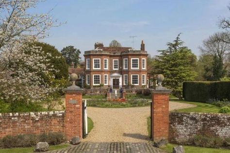 Vicar of Dibley house location for sale :the £3.95m Grade II-listed Buckinghamshire manor also features in Midsomer Murders British Home Decor, Vicar Of Dibley, Zen Garden Design, Old Manor, Unusual Buildings, Unusual Homes, House Viewing, Georgian Homes, English Country House