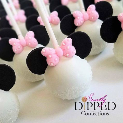 Hope you're having a Minnie-rific Monday! 😁 Design inspired by some gorgeous apples from the awesome @crumble_and_co 💕 #cakepops… Minnie Cake Pops, Mine Mouse, Dessert Balls, Minnie Mouse Cake Pops, Minnie Mouse Printables, Γενέθλια Mickey Mouse, Minnie Mouse Birthday Theme, Monday Design, Minnie Mouse Theme Party