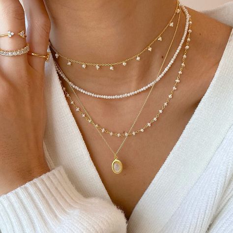 Necklace Combo, Preppy Jewelry, Diy Jewelry Inspiration, Jewelry Accessories Ideas, Classy Jewelry, Jewelry Essentials, Jewelry Lookbook, Stacked Jewelry, Layered Jewelry